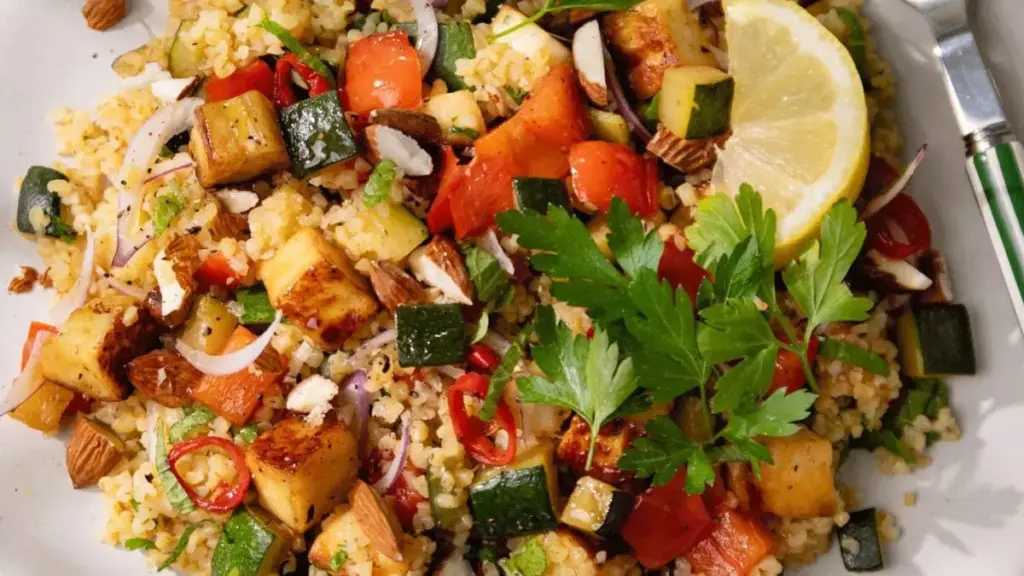 Taboulé méditerranéen au halloumi grillé et légumes rôtis | hellonélo