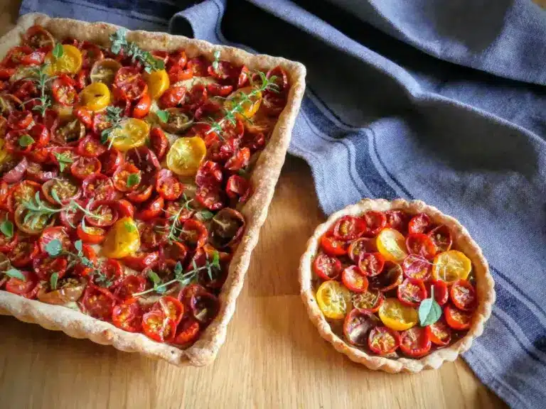 Tarte aux tomates cerise 🍅🍅🍅et à la moutarde aux herbes de Provence, pâte brisée au parmesan et au poivre Voatsiperifery