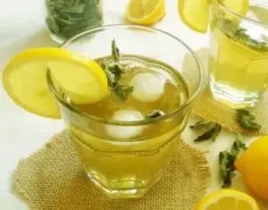 Thé glacé à la menthe et au citron